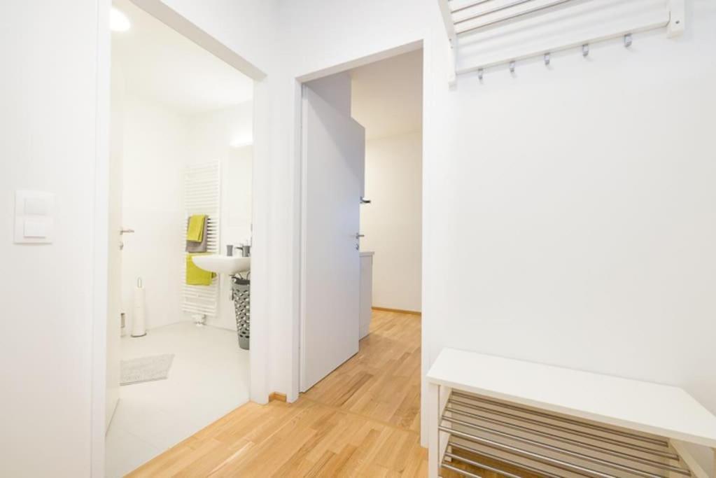 Premium With Balcony! Free Garage Parking Included! Viena